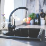 Biden se vacuna y elogia a médicos