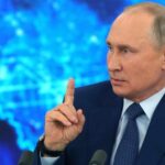 Pareja subsiste vendiendo artesanías en Centro