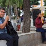 Maestro en Querétaro instala pizarrón y sale a dar clases en su camioneta