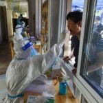 Una dosis de la vacuna contra la covid reduce a casi la mitad la transmisión