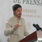 ‘Lord Molécula’ regala un libro para colorerar, playera y pines al Presidente