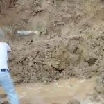 ‘Lord Molécula’ regala un libro para colorerar, playera y pines al Presidente