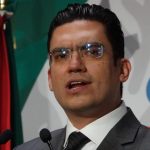 El rapero Arcángel huele un tanga que le arrojan al escenario y se lía la mundial: “¿Mami, tú le echaste perfume?”