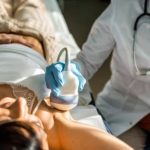 Critican a Aleks Syntek tras confesar que enamoró a su esposa cuando ella era menor de edad