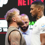 La policía española desaloja a cientos de migrantes de un edificio considerado peligroso