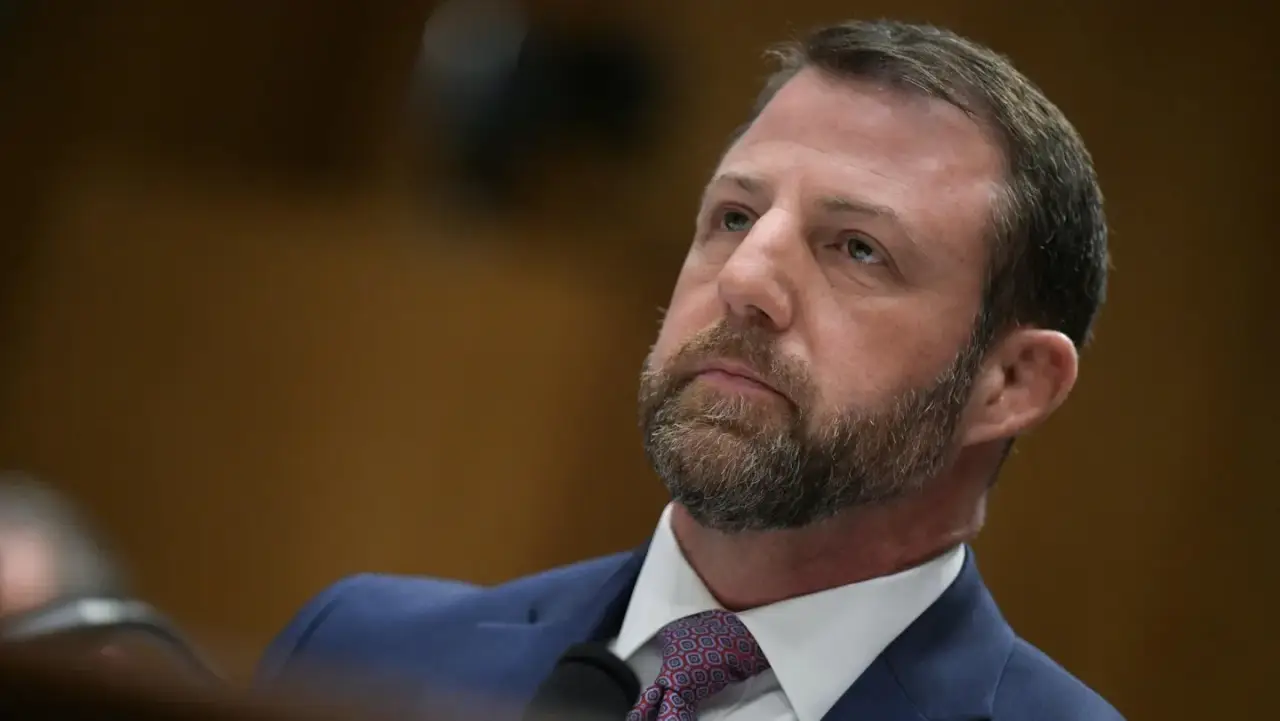 El senador nominado al DHS enfrenta fuertes críticas por su temperamento en tensa audiencia de confirmación