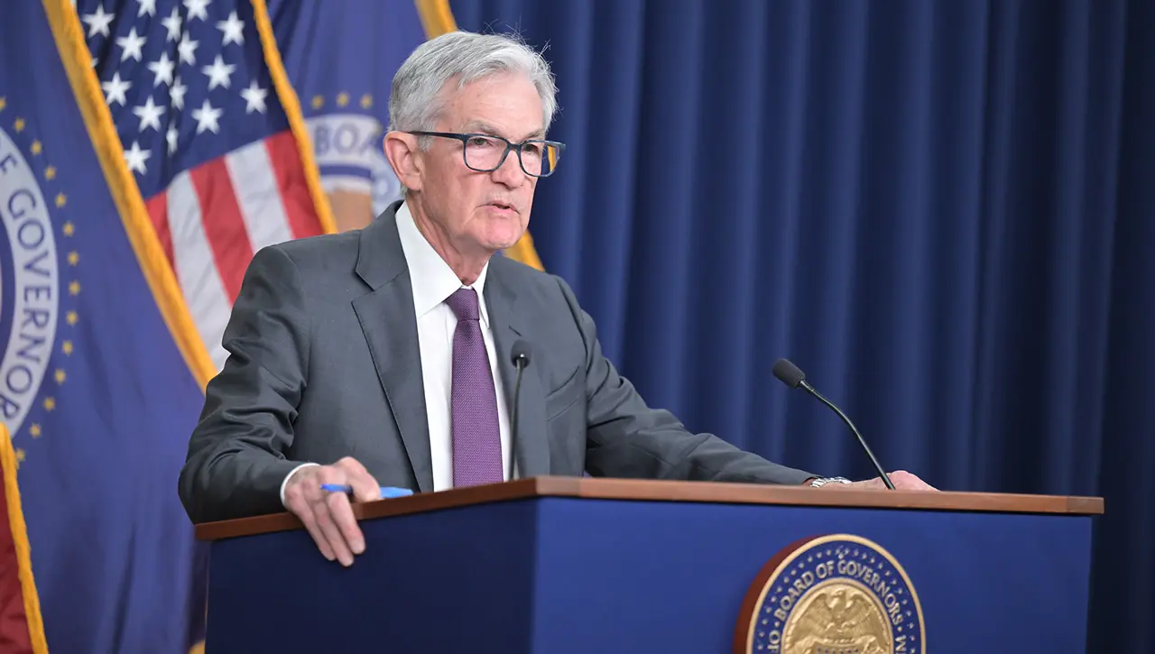 La Fed mantiene a su líder en medio de la polémica: Powell no abandonará el cargo hasta resolver la investigación